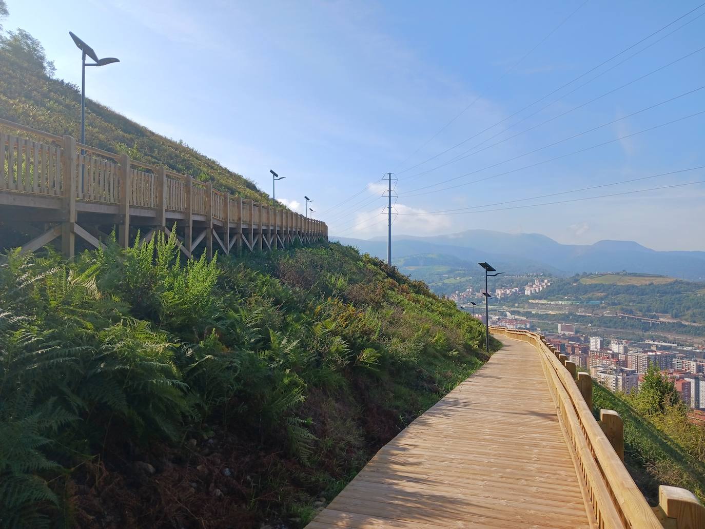 Abre la pasarela de madera que conecta el mirador de Artxanda con Enekuri
