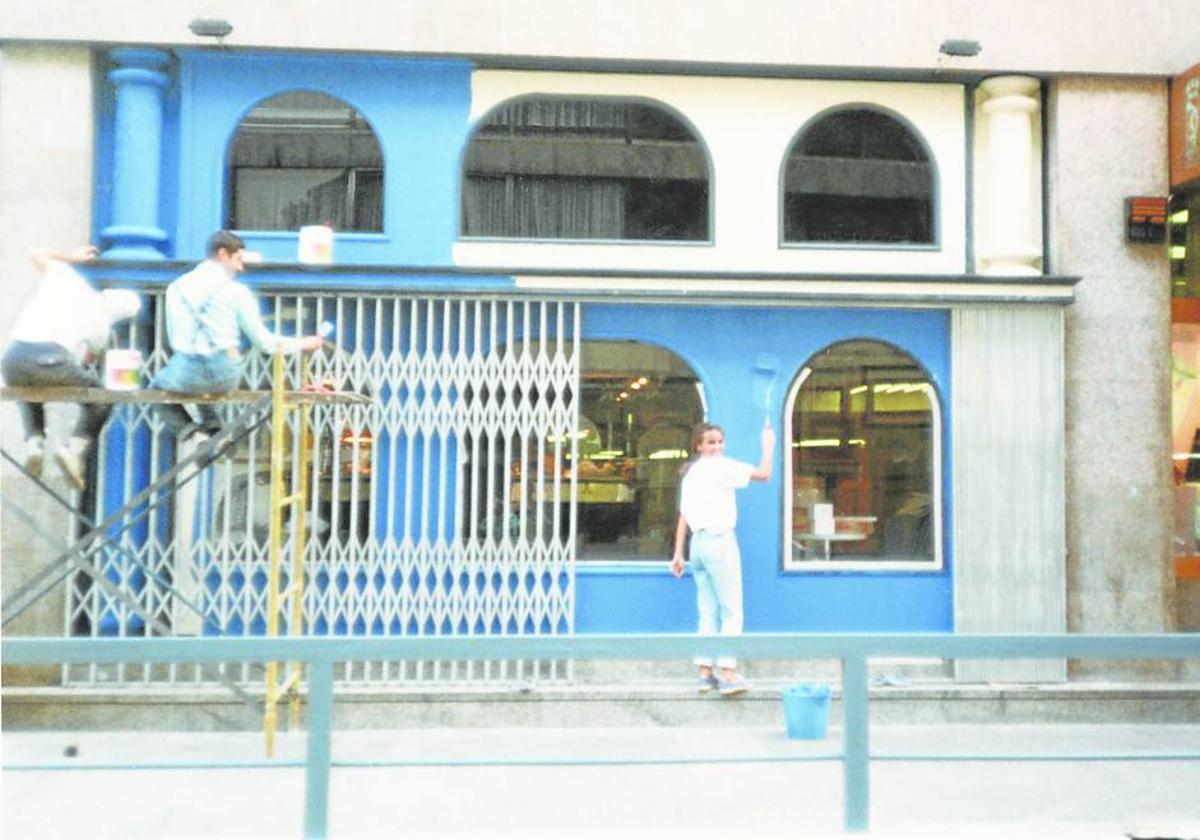 Fotografía de 1987 de cómo se retocaba un local, el Azulito, pintándolo de azul.