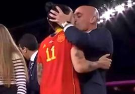 Momento en el que Rubiales da el polémico beso a Jenni Hermoso.