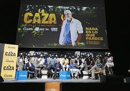 Los concursantes de 'La Caza' con el presentador Juanma Iturriaga, Unai Iparragirre, Sergio Lizarraga y José Gordejuela.