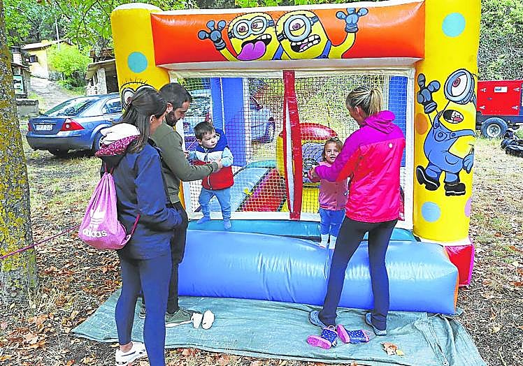 Imagen principal - Una celebración con chubasquero