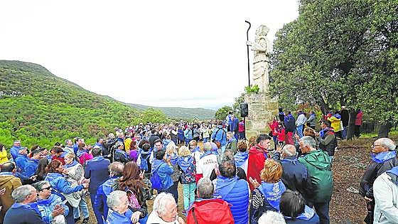 Una celebración con chubasquero