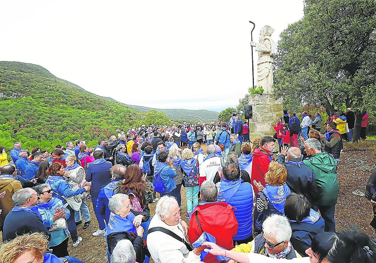 Abrigados y protegidos ante la posibilidad de que lloviera es cómo los sanjuaneros acudieron a la zona del monumento para participar en la misa y disfrutar después de los bollos preñaos. Para los más pequeños la fiesta se prolongó con los hinchables en La Laguna.