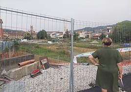 Una mujer observa las obras que se están desarrollando en el barrio Erretentxu de Durango