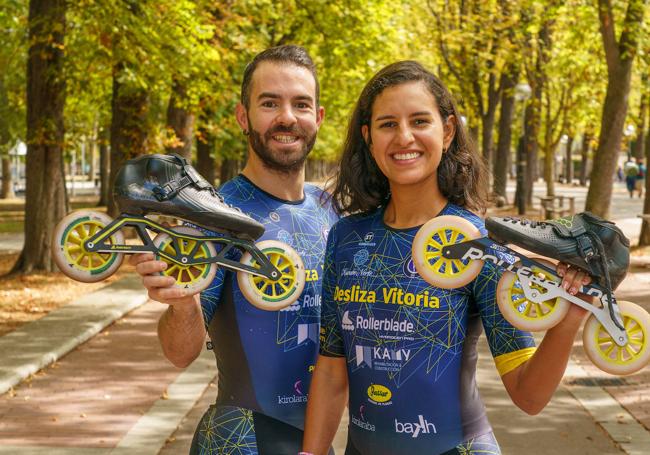 Patxi Peula y Aura Quintana se diisponen a entrenar en el bicicarril de El Prado.