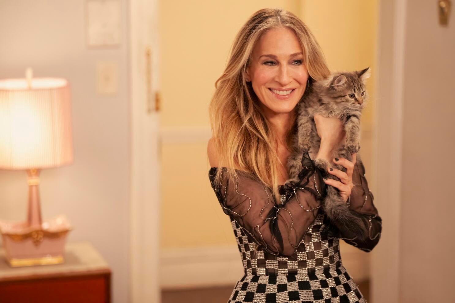 Carry Bradshow (Sarah Jessica parker) con 'Lotus,' el gato que ha adoptado tras el rodaje de la serie.