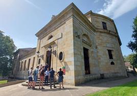 Varios turistas son atendidos por el personal de la Casa de Juntas de Gernika poco antes de su entrada ayer a la sede parlamentaria vizcaína.