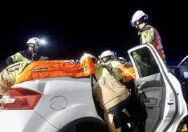 Bomberos de los parques de Nanclares y Espejo han ayudado a liberar al hombre que ha quedado atrapado en el turismo.