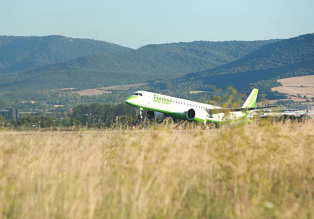 Un avión de la aerolínea Binter en la pista de Foronda.
