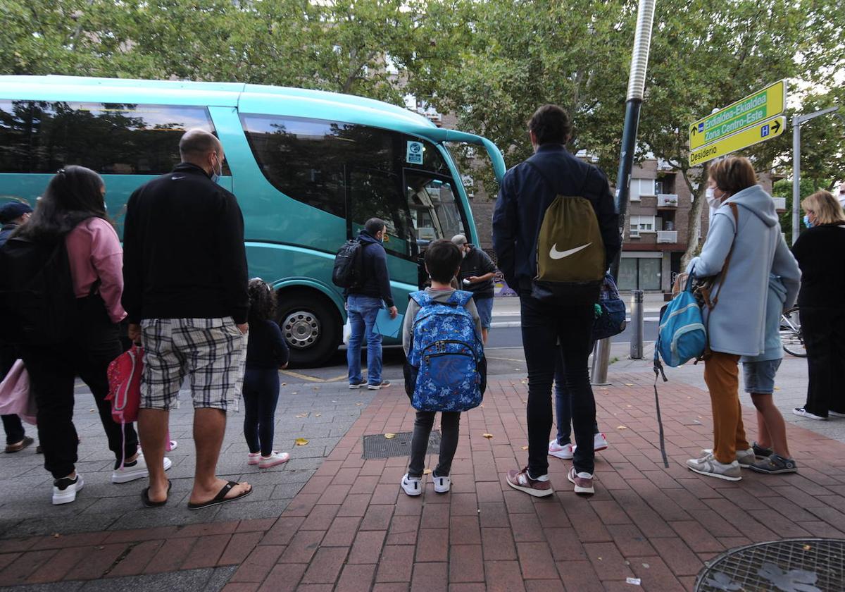 Escolares aguardan al autobús escolar en Vitoria.