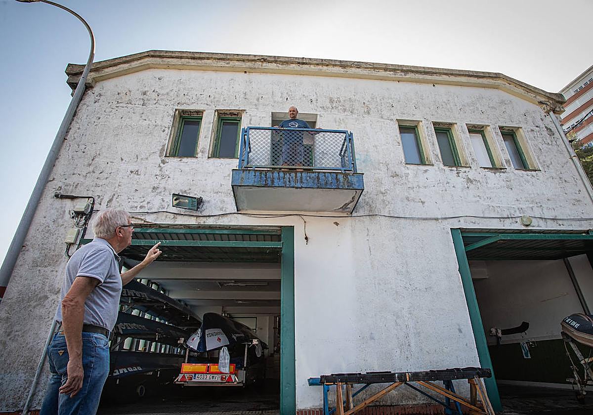 Reparación. El presidente de Urdaibai, Agustín Aramburu, y uno de los voluntarios que realizan tareas de mantenimiento muestran la precaria situación en la que se encuentran las instalaciones.