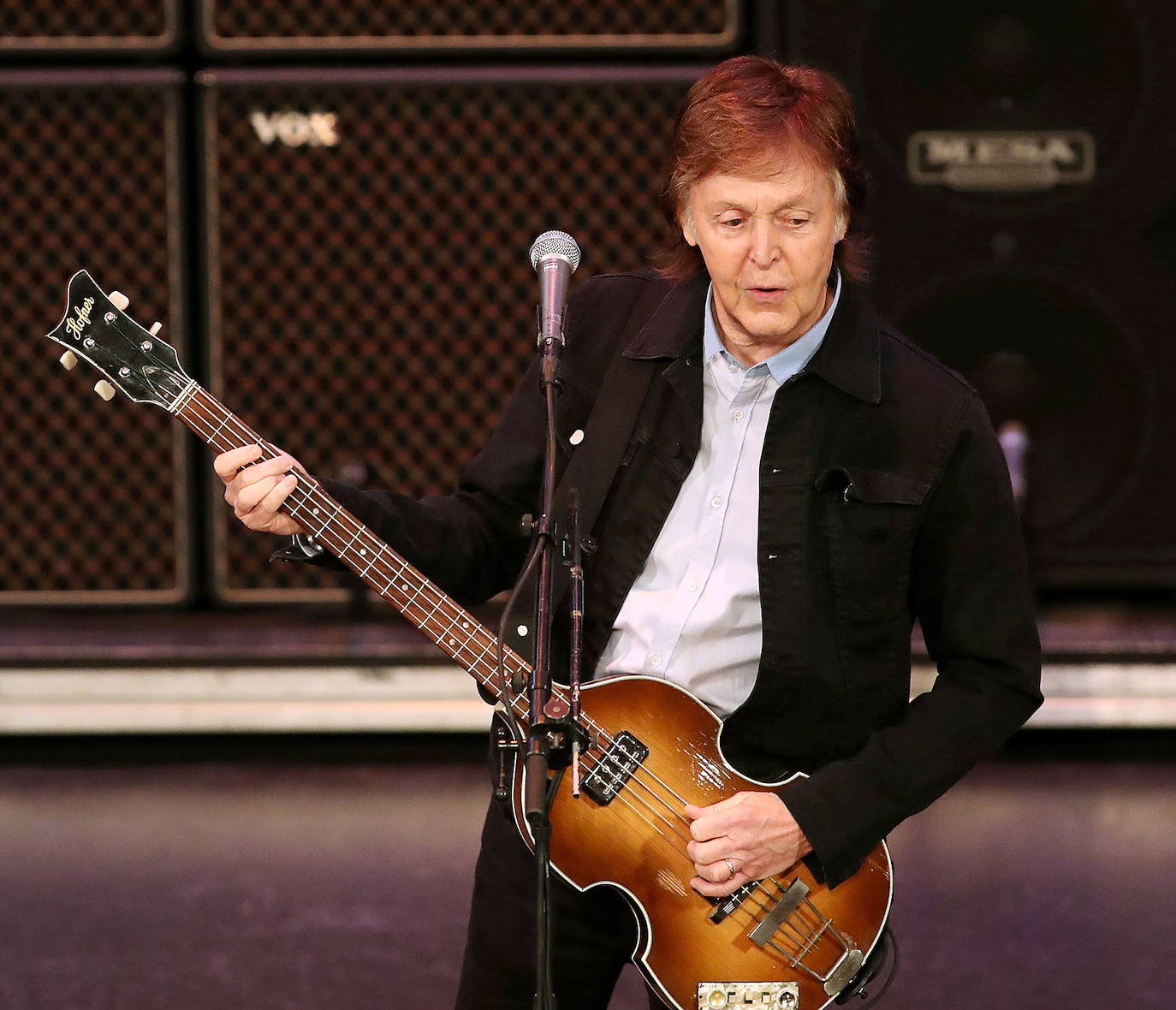 Paul McCartney en 2018, con su habitual bajo Höfner.