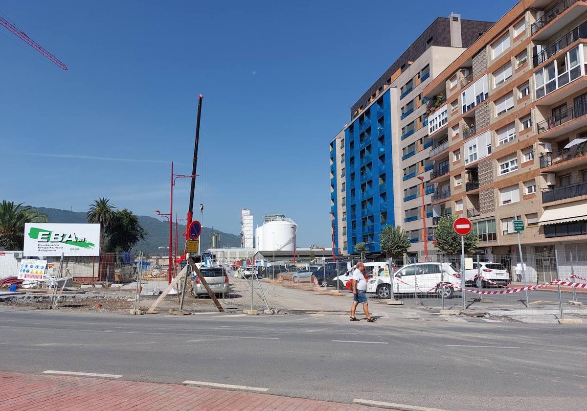 Las obras de urbanización del futuro Parque Serralta se encuentran frente a varios bloques de viviendas.