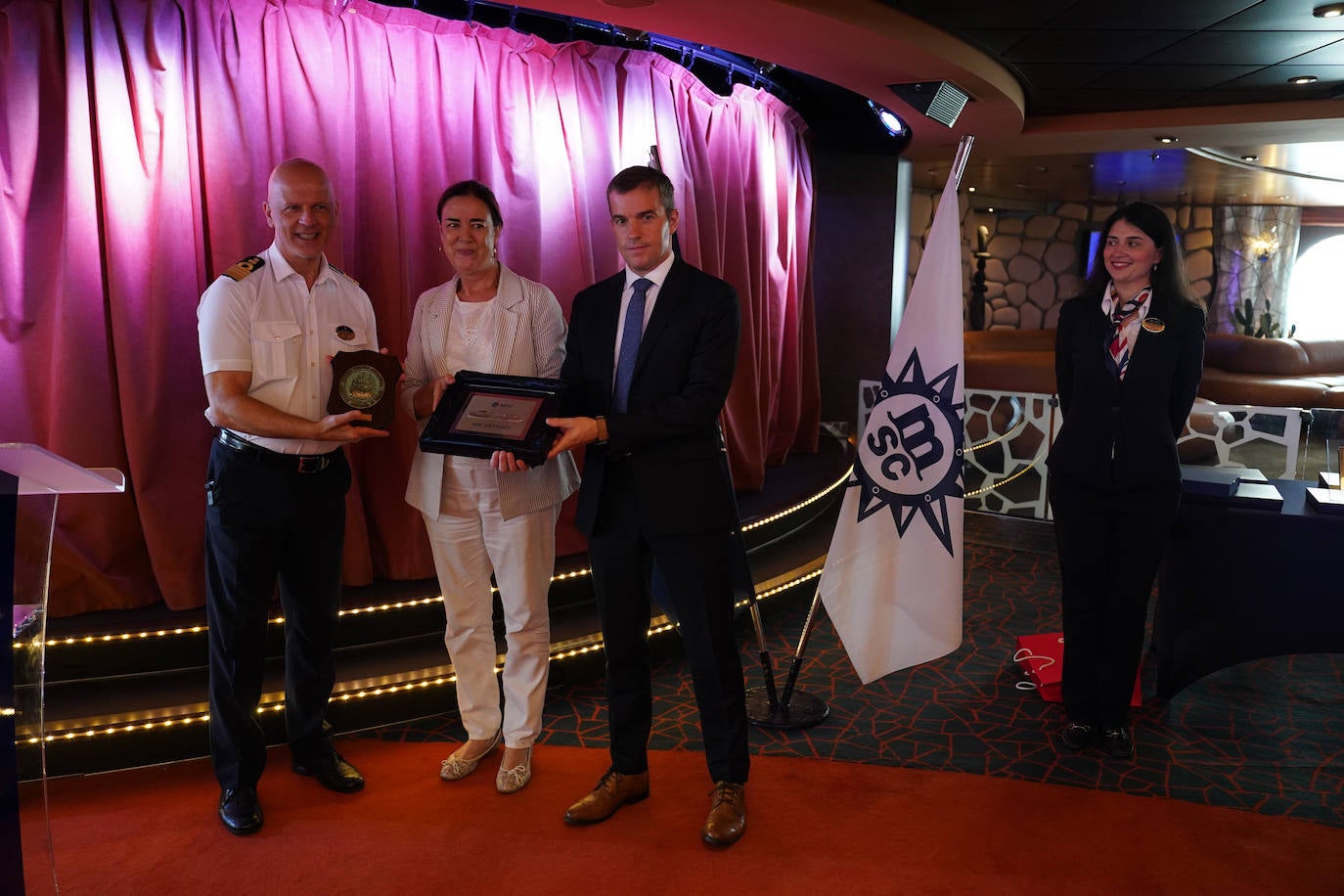 Así el MSC Fantasia, el colosal crucero que ha llegado a Getxo