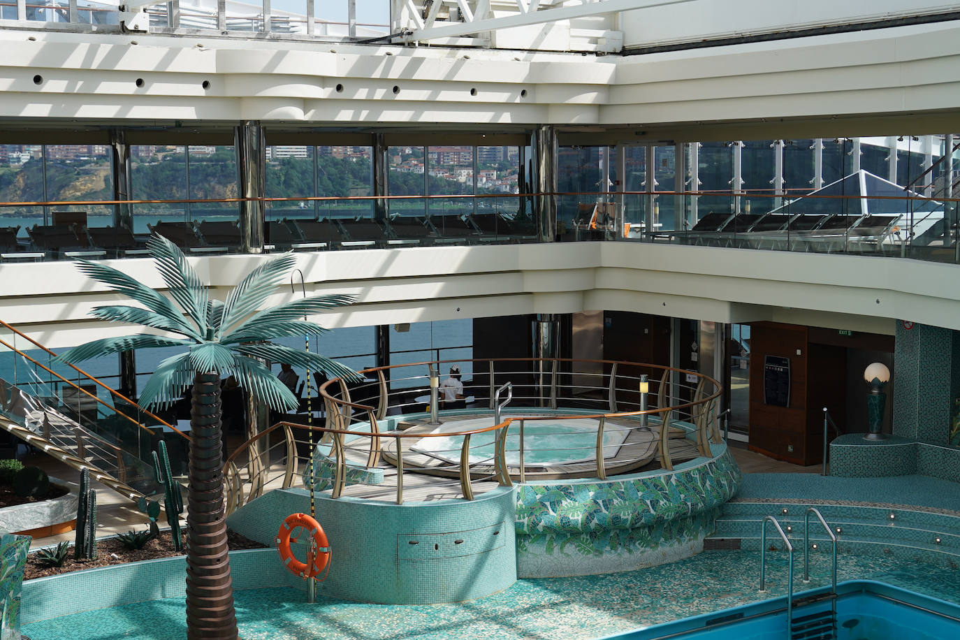 Así el MSC Fantasia, el colosal crucero que ha llegado a Getxo