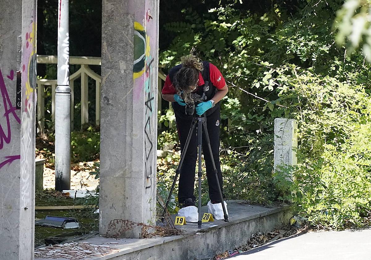 Agentes de la Policía Científica de la Ertzaintza toman muestras en el edificio abandonado del restaurante Miramar, donde apareció el cadáver.