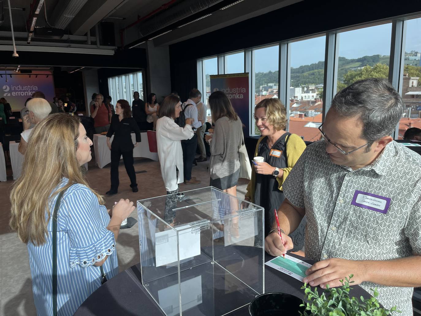 Durante la presentación del programa, en la torre B Acelerator Tower de Bilbao, las empresas han empezado a cerrar los primeros encuentros con los centros educativos participantes.