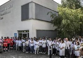 Los compañeros de los sanitarios atropellados y vecinos de Haro se concentran en el centro de salud jarrero, donde sucedió el siniestro.