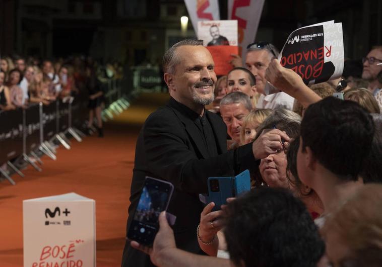 Los 'Bosélovers' seducen a Miguel Bosé en Vitoria