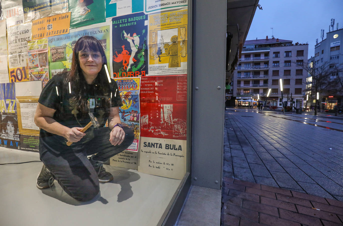 Nerea Lekuona, durante el montaje de una muestra en Zas Kultur.