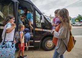 Siete escolares de Lagrán recorren 40 minutos cada día para estudiar en Campezo.