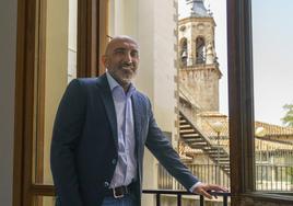 Abelardo Fernández posa en el vitoriano palacio de Villa Suso.