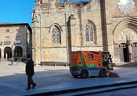 Barredora limpiando la céntrica plaza San Severino hace apenas unos días.