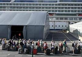Los cruceristas esperando en las afueras del terminal marítimo