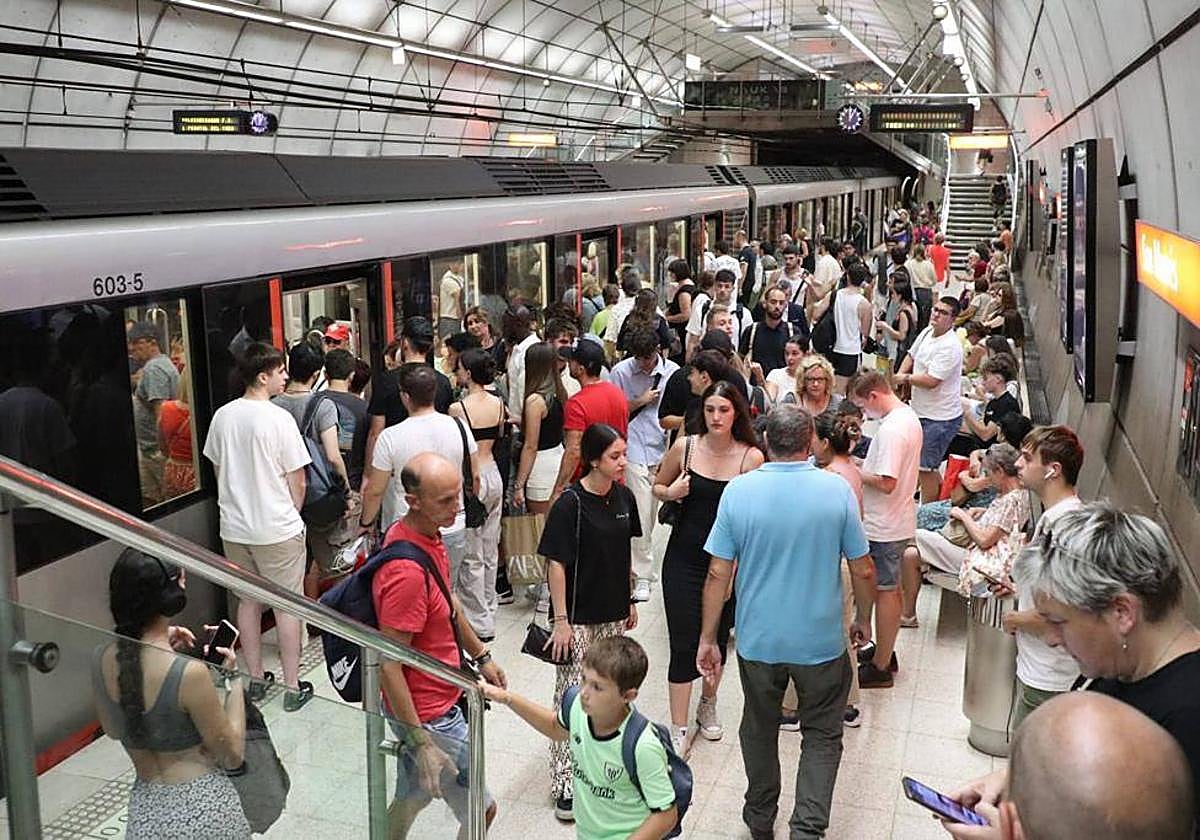 El metro ha acumulado importantes retrasos.