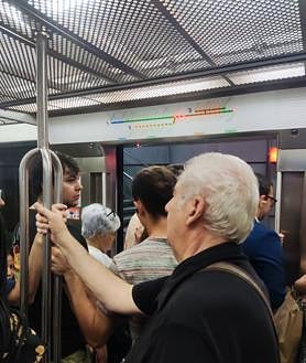 Imagen secundaria 2 - La peor avería del metro en 15 años deja tirados o causa retrasos a casi 100.000 viajeros