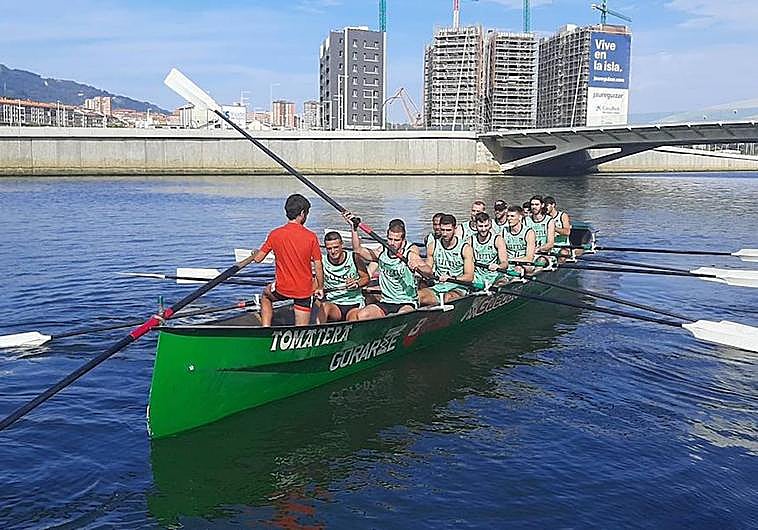 La plantilla del Bilbao Basket, en la trainera de la 'Tomatera'.