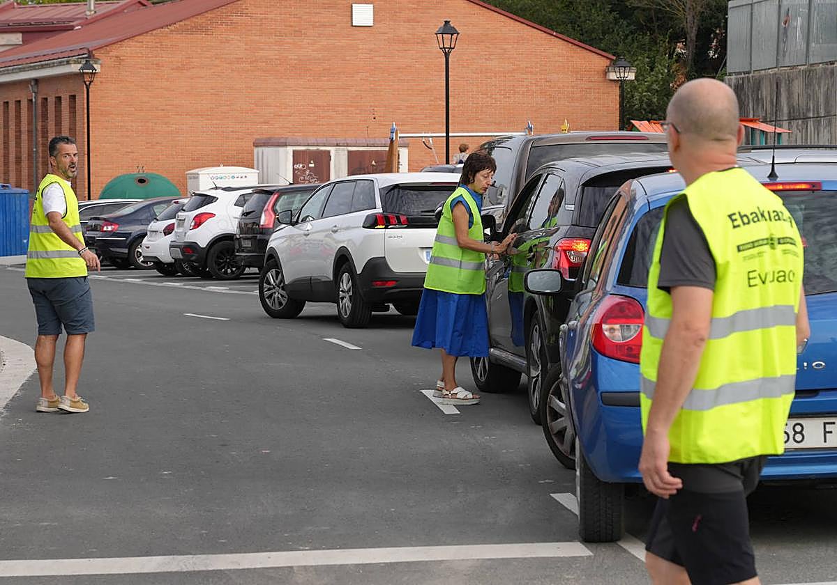 Decenas de familias de la ikastola Ikasbidea de Durana se ven obligados a llevar a sus hijos a clase en coche