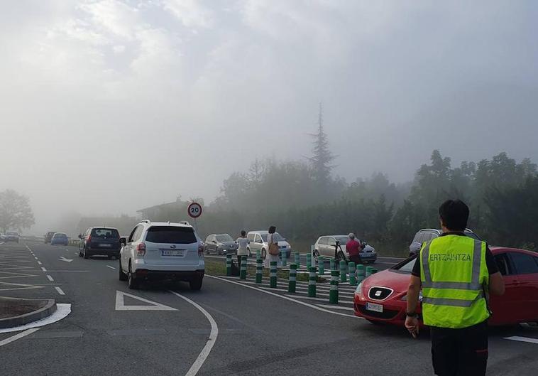 El caos de circulación se ha adueñado esta mañana de las inmediaciones de la ikastola Etxaurren, en Ayala.