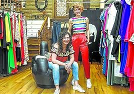 Sueño cumplido. Crear la línea de ropa Mihdu ha sido siempre el objetivo de Naroa Madinabeitia (de pie), que tuvo en Jessica Menéndez el apoyo «para dar el salto».