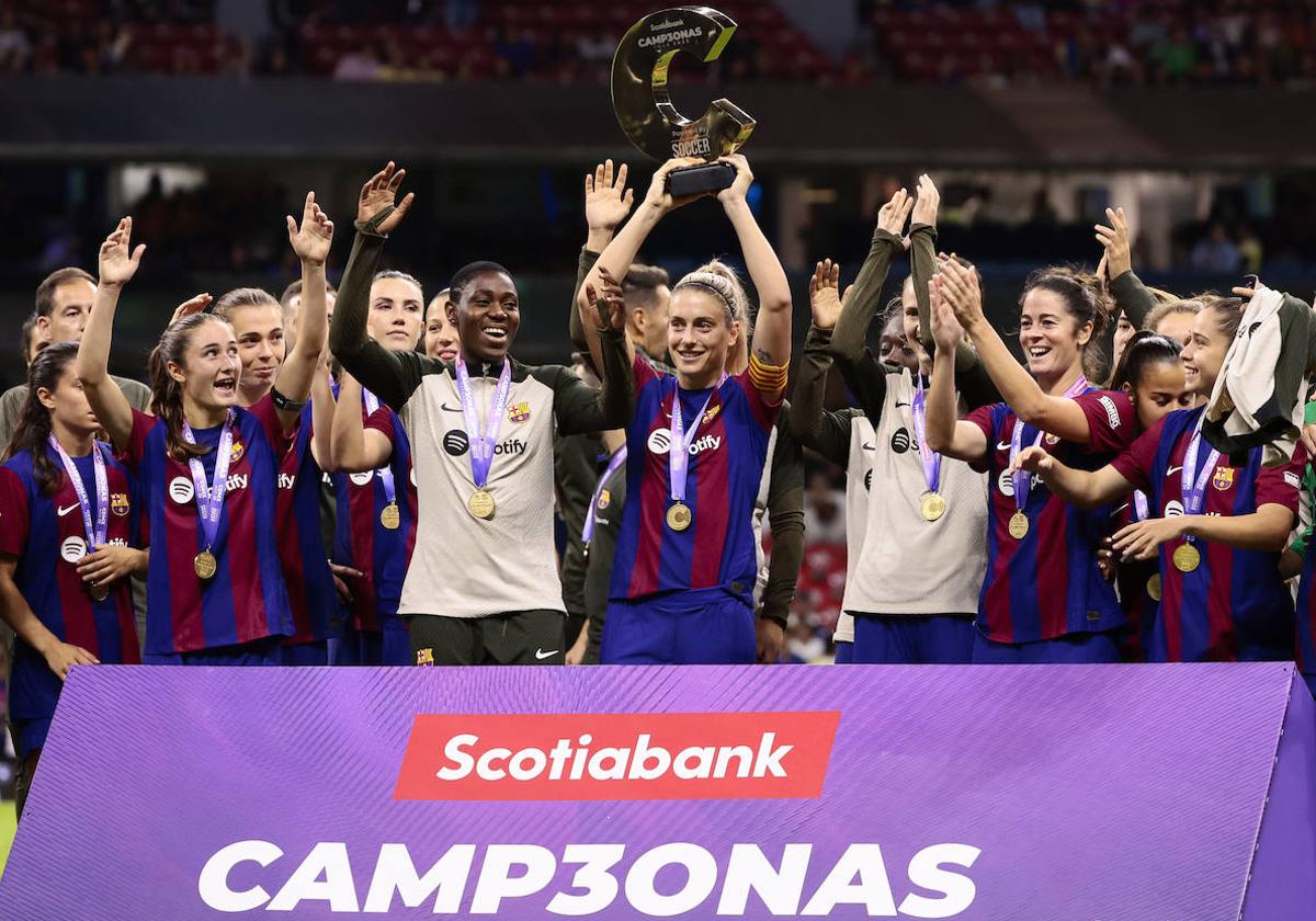 Las jugadoras del Barcelona, con Alexia a la cabeza, celebran el trofeo conseguido en su gira de pretemporada por México.