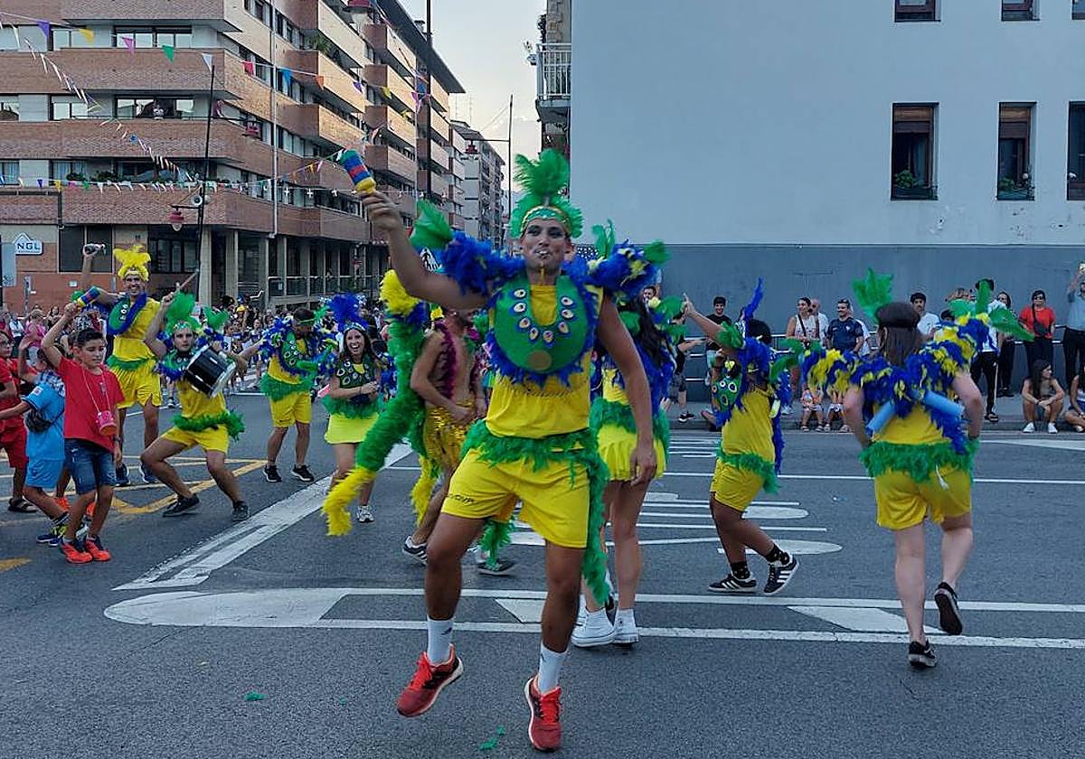 Las cuadrillas llenaron ayer de color y ambiente las calles del centro de Galdakao.