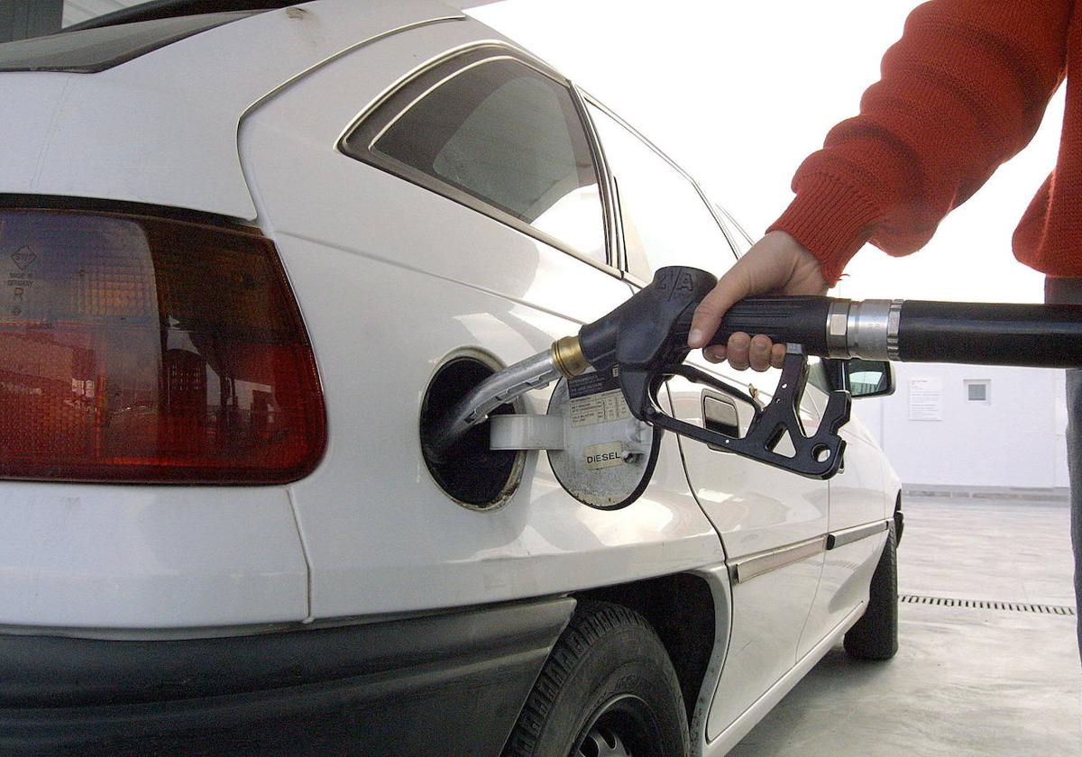 Un hombre reposta en una gasolinera.