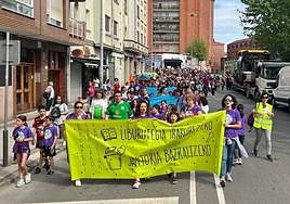 Marcha de los padres y madres del colegio Rontegi, el pasado mes de abril, a modo de protesta por el inicio de las obras en pleno curso.
