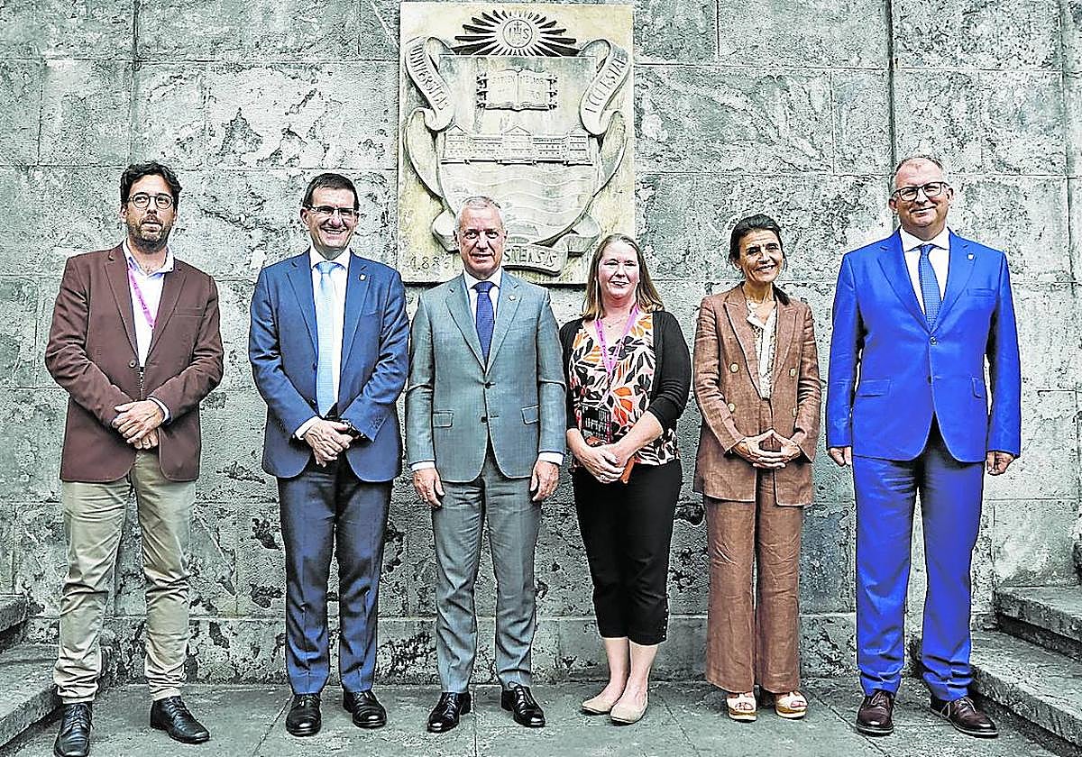 El rector de Deusto, Juan José Etxeberria; el lehendakari, Iñigo Urkullu; y la consejera Nerea Melgosa, con otros participantes en el congreso.