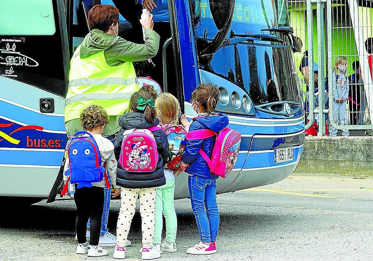 Un grupo de menores sube a un autobús escolar en una imagen ajena a la información.