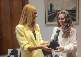 Adriana Nanclares recoge el León de Oro de la ciudad de manos de la alcaldesa, Aitana Hernando.
