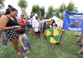 Los asistentes han podido utilizar réplicas de escudos y armas de la época medieval en el castillo de Muñatones.