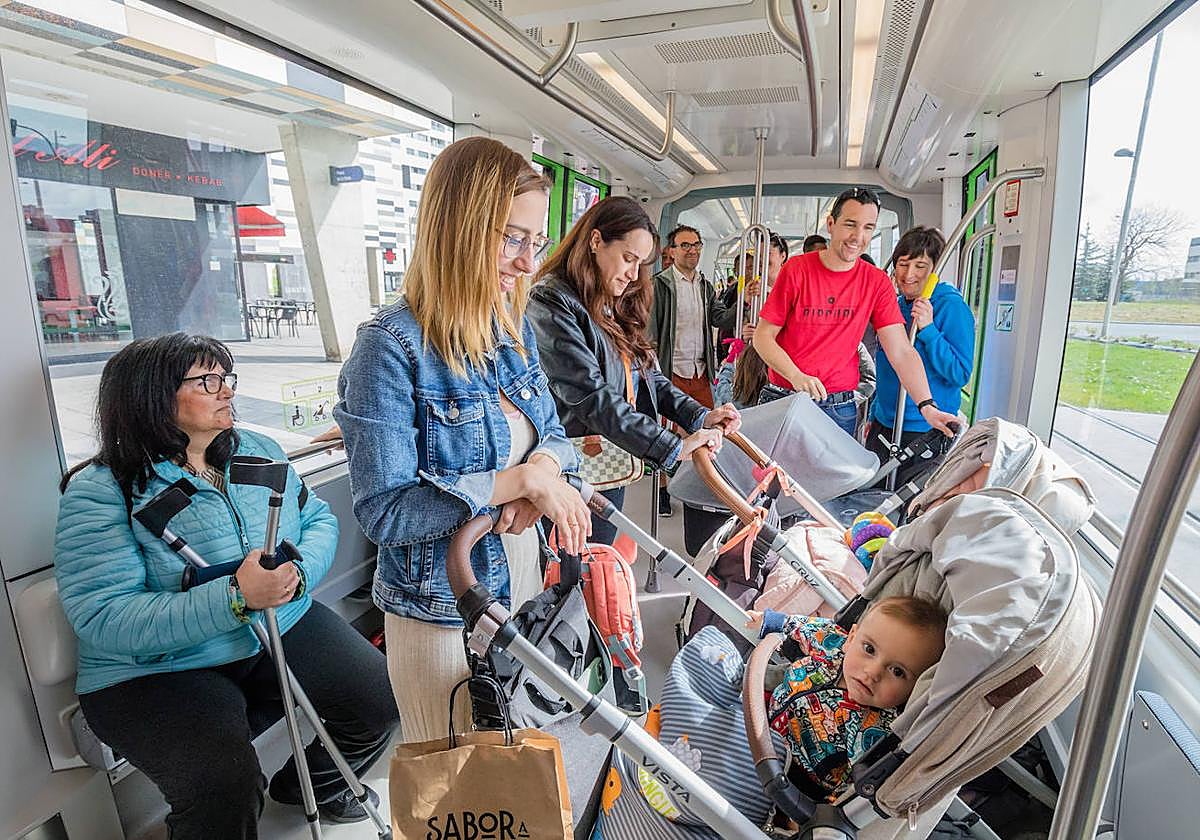 Usuarios del tranvía.