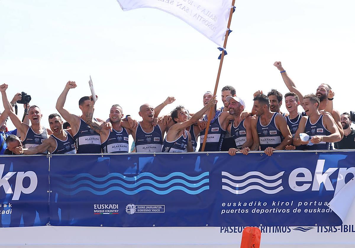 Los remeros de Urdaibai ondean la Bandera de La Concha en el 'Ciudad de San Sebastián'
