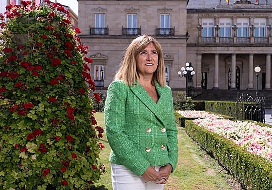 La diputada Amaia Barredo frente a la Casa Palacio de la Provincia.