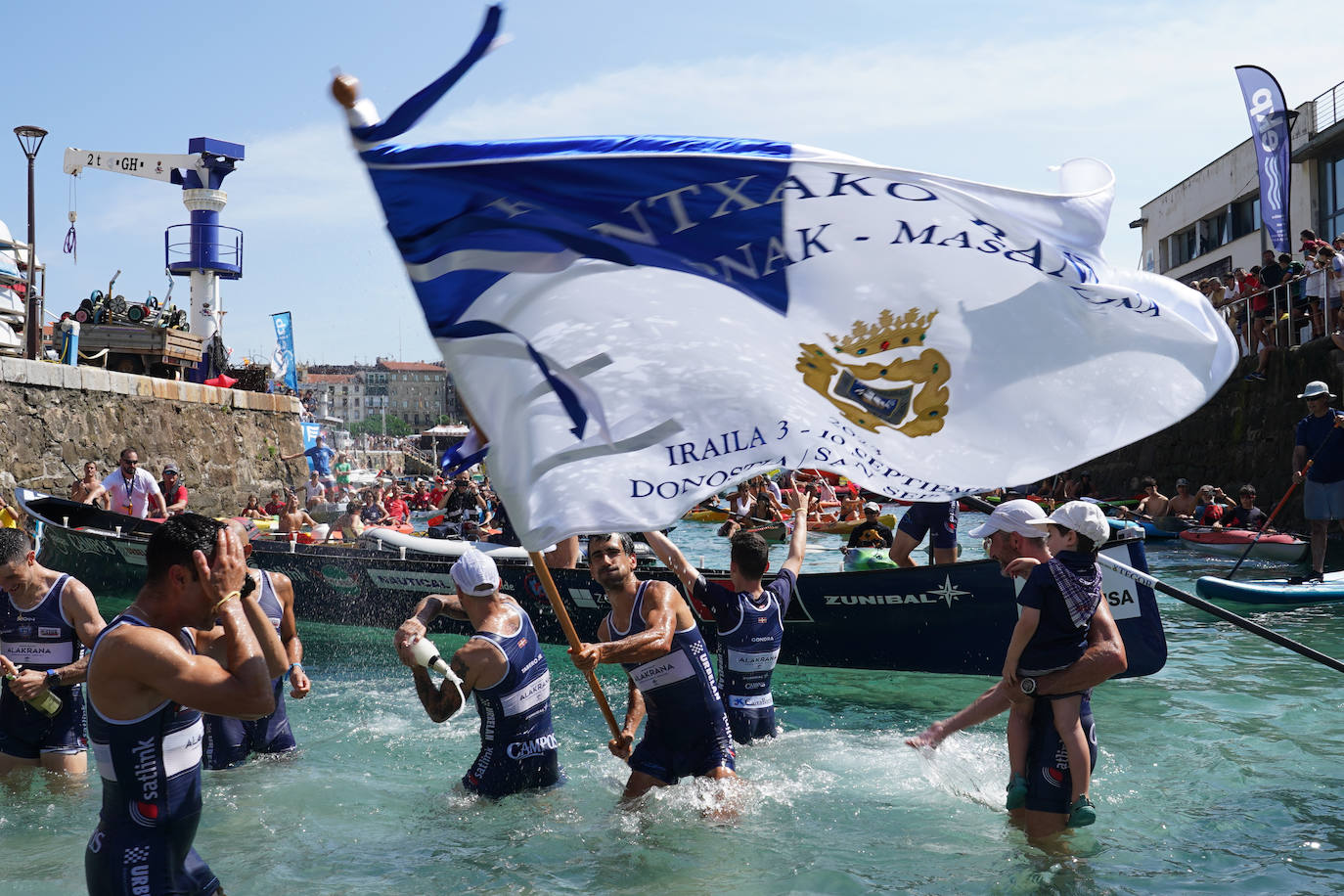 Las imágenes de la celebración de Urdaibai tras coronar La Concha