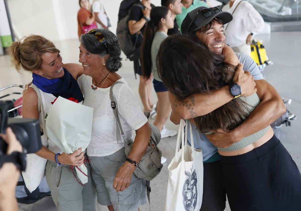 Los primeros vascos en llegar de Marruecos: «Hemos pasado mucho miedo»
