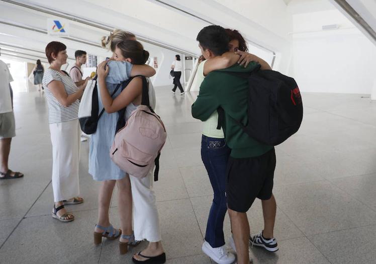 Imagen principal - Los primeros vascos en llegar de Marruecos: «Hemos pasado mucho miedo»