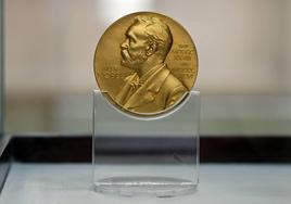 Fotografía de la medalla recubierta en oro otorgada por la academia sueca al Nobel de Literatura Gabriel García Márquez.