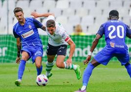 Rayco frena el avance de un jugador del Racing.